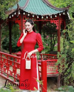 Áo dài màu đỏ đô