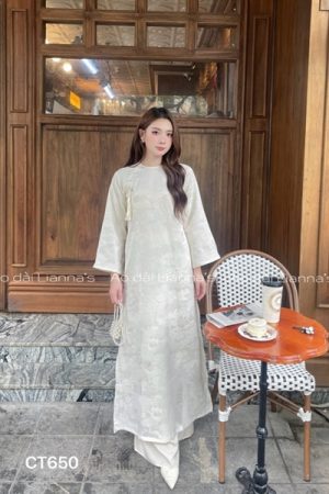 Áo dài gấm họa tiết màu kem sữa kiotviet 2495ddf62440e04dbcb4c2517d842b09