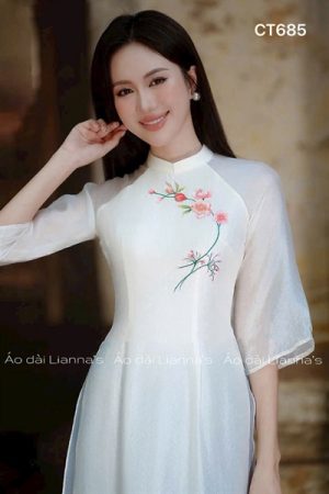 Áo dài cách Tân tơ trắng thêu hoa đỏ quan xanh kiotviet 5d51bef4871c6df4a187773b3e10804e